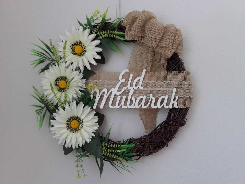 Use the “Eid Mubarak” Wreath