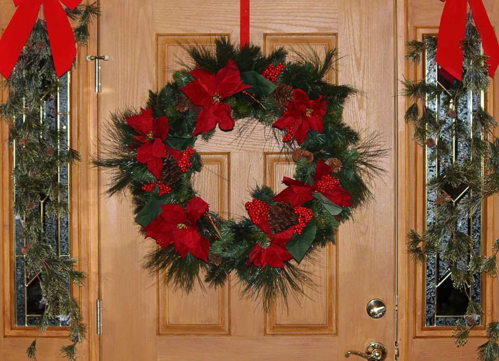 decorative-door-hanging-Wreaths-on-Christmas