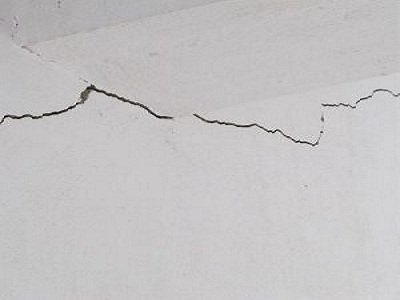 Toothed Cracks on wall