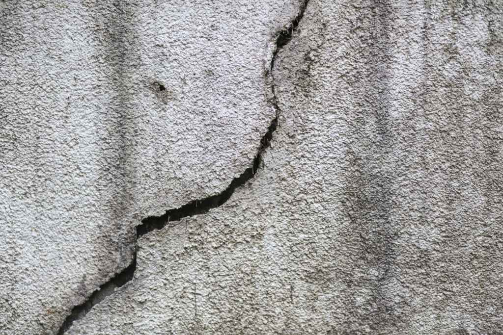 Cracks due to Chemical Reaction