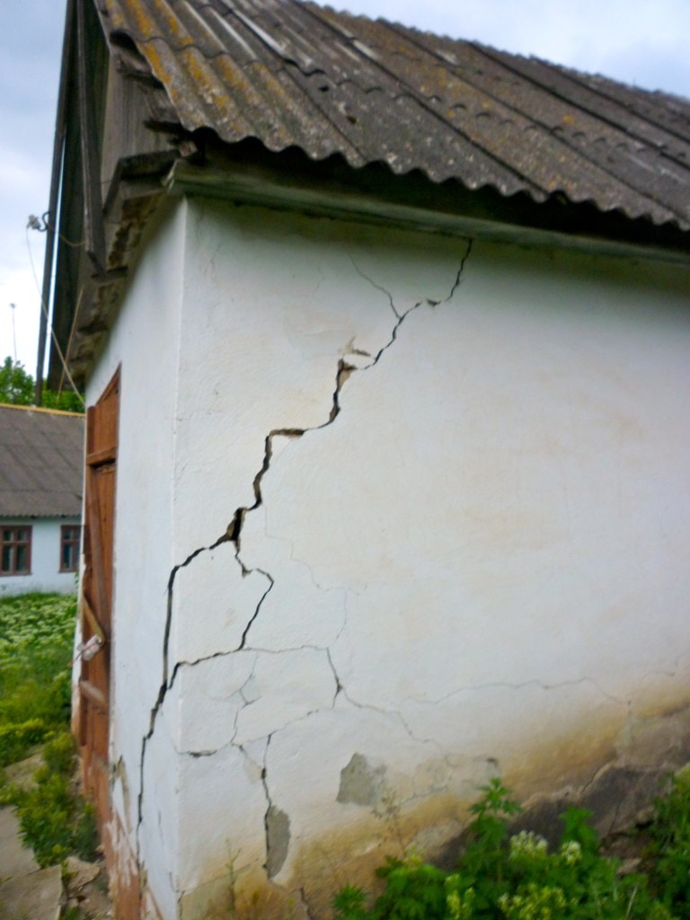 Cracks due to settlement of soil