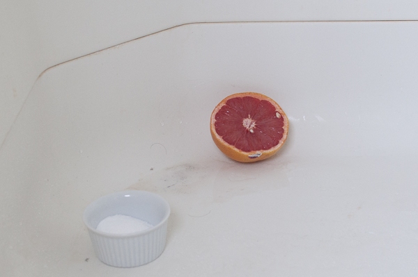 Clean Bathtub using Salt and Grapefruit