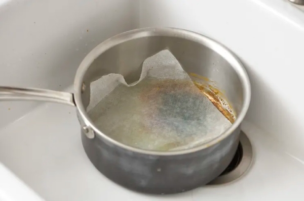 Use Dryer Sheets to Clean Pans
