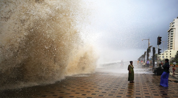 Intense ocean storms - Havoc on homes near the sea