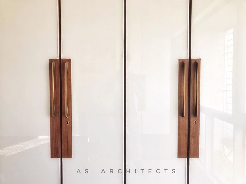4 Door Openable Lacquered Glass Wardrobe with Brass Handles