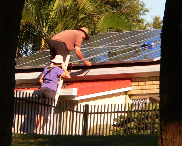 Never Climbing the Roof Without Ladder for Cleaning Solar Panels