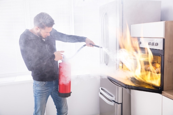 Use of Fire Extinguisher to Prevent Fire Due to Cooking in Your Kitchen