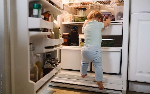 Child climbing in Refrigerator