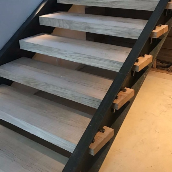 Ступени лестницы из белого дуба