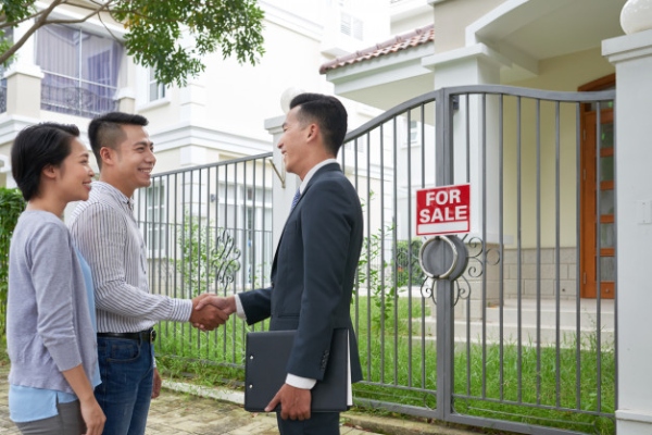 Enlist Your House with Real Estate Agent