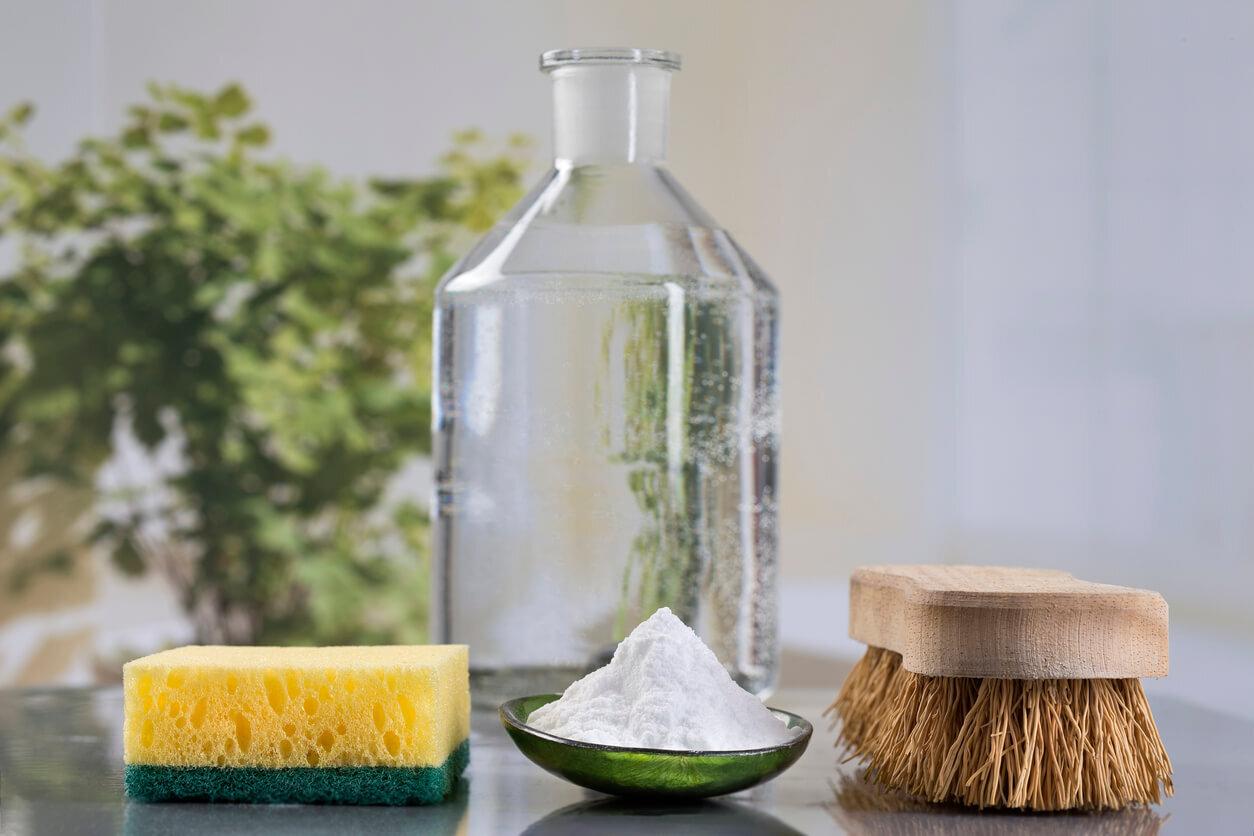Use Distilled White Vinegar to Prevent Mould in Bathroom