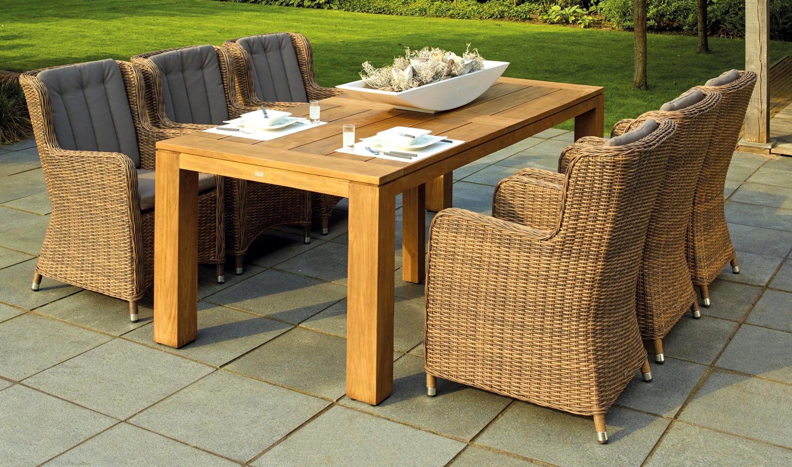 Luxury Dining Table for Outdoor Entertainment